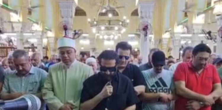 بالدموع والخشوع.. أحمد حلمي يودع والدته ويؤم المصلين في جنازتها