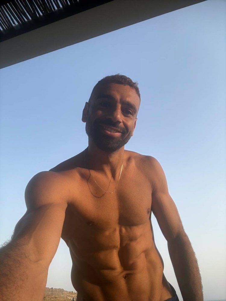 صلاح يلفت الأنظار بـ"نيولوك" غريب في الساحل | صور