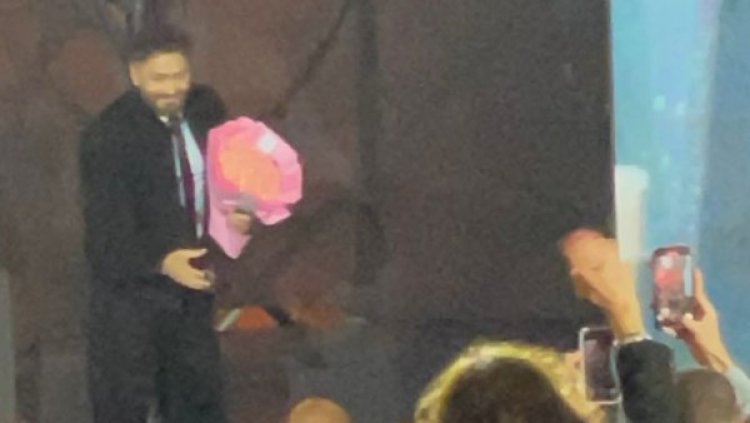  باقات من الورود لتامر حسني في أول ظهور بعد أزمته الصحية خلال حفله بقصر عابدين 