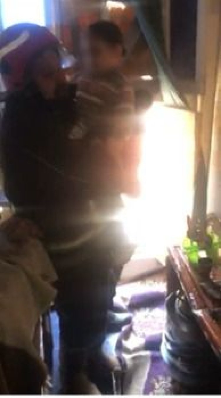 "أحتضنت ابنتها ".. الشرطة تنقذ سيدة ونجلتها بعد محاولتها القفز من أعلى بيتها بالشرابية 