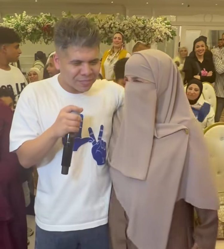 عمر كمال يحتفل مع والدته باستقبال شقيقته مولودها الجديد