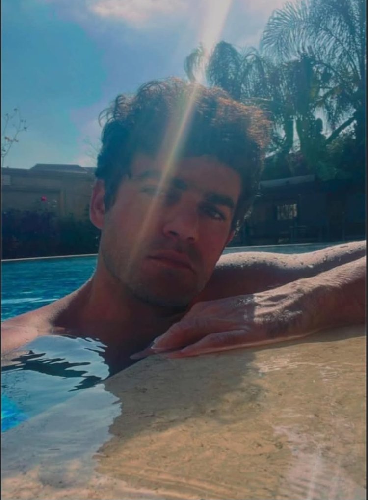 لحظة روقان تحت شمس الشتاء.. شريف حافظ يتألق في أحدث ظهور له