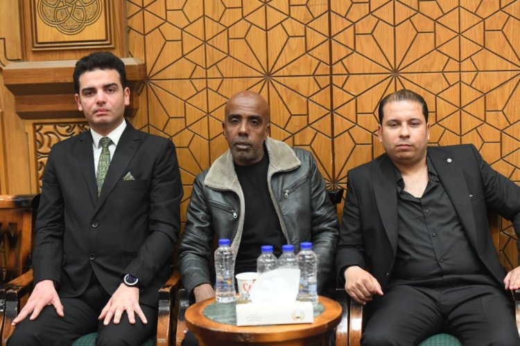 شبيه الفنان الراحل سليمان عيد يظهر في عزائه:"ساعدني كتير"