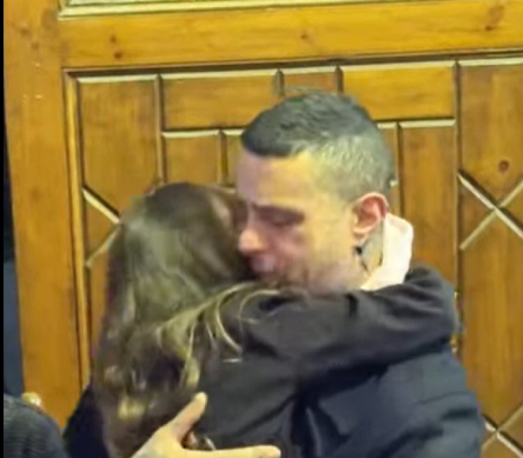 طفلة صغيرة تواسي أحمد الفيشاوي في عزاء والدته سمية الألفي