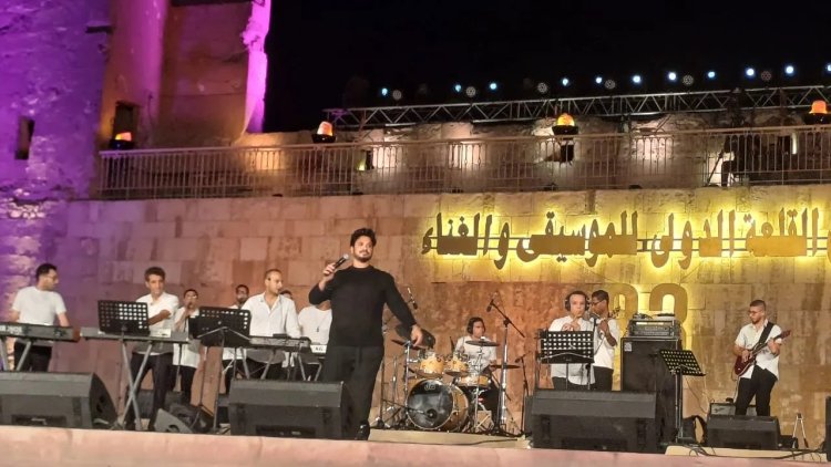 خلال حفله بالقلعة.. مصطفى حجاج يحتفي بطفلة من ذوي الهمم