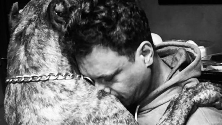 عباس أبو الحسن يرثي كلبه: كنت أعز الأصدقاء.. وعلمتني معنى الحب غير المشروط