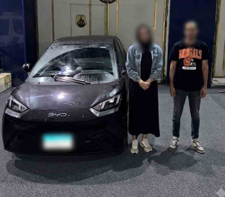 ضبط سمسار وفتاة بعد ظهورهما في فيديو بأفعال خادشة للحياء داخل سيارة بالإسكندرية