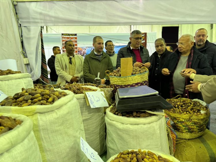 رئيس جهاز مدينة 6 أكتوبر يفتتح معرض أهلا رمضان بالحي الحادي عشر