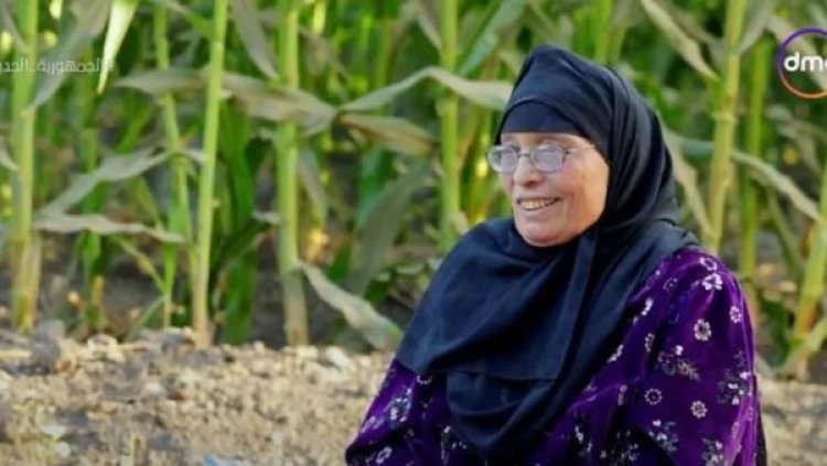 الحاجة نبيلة صاحبة "البامية شوكتني" بعد غناء تتر مسلسل «ولد وبنت وشايب»: لسه بلم السريس والجعضيض