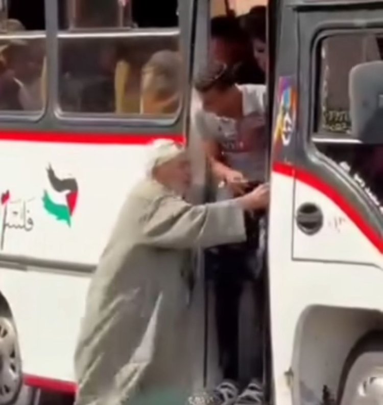 فيديو متداول لشاب يدفع مسنًّا في الشارع: "لم يرحم صغيرهم كبيرهم"
