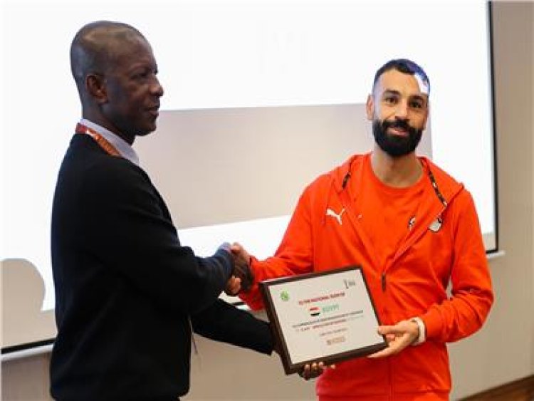 "كاف" يمنح صلاح شهادة مشاركة مصر في النسخة 35 من أمم إفريقيا