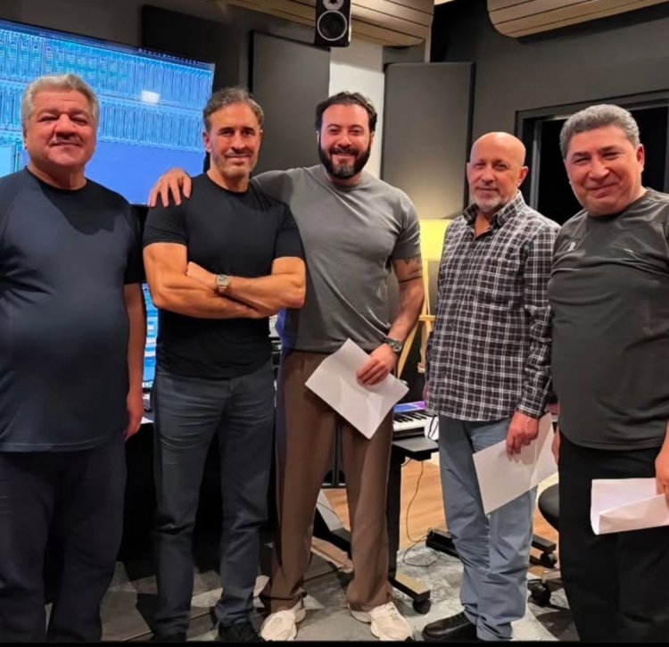 صورة للقيصر كاظم الساهر مع الكورال في الاستوديو  من كواليس  تسجيله لأغنية جديدة