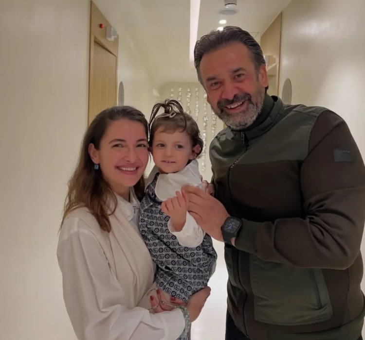 أثناء زيارته لعيادة شام الذهبي.. كريم عبد العزيز يداعب حفيدة أصالة في فيديو عفوي