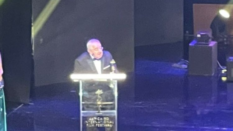 محمد عبد العزيز يعبر عن سعادته أثناء تكريمه بمهرجان القاهرة السينمائي