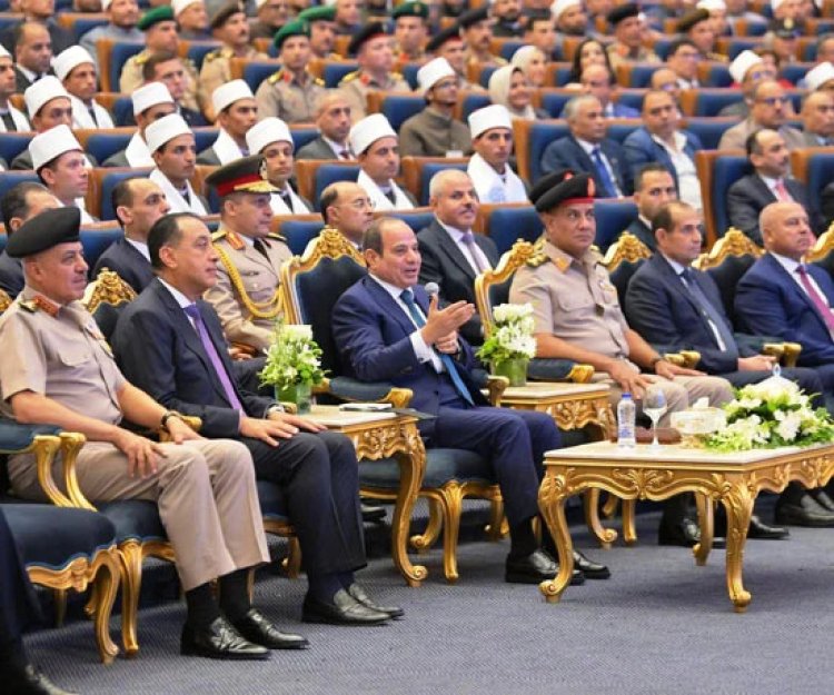 إعداد وتأهيل الدعاة.. الرئيس السيسي يشاهد فيلمًا تسجيليًا خلال حفل تخرج أئمة الأوقاف