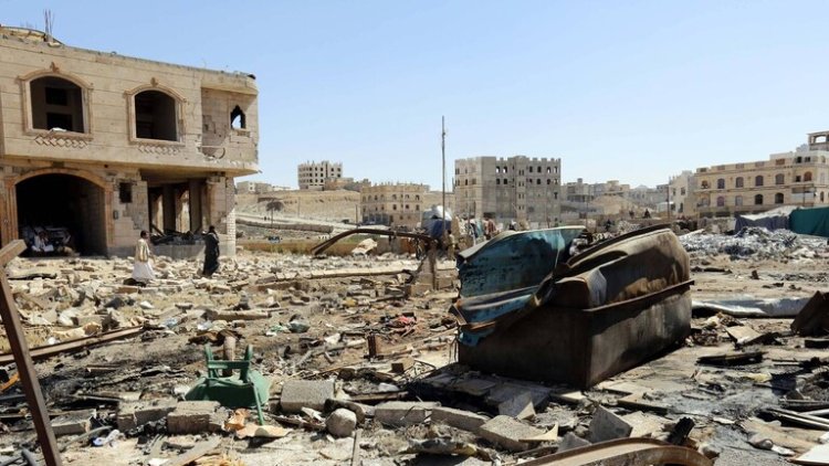 الحكومة اليمنية تتهم "أنصار الله" بتفجير منزل وسط البلاد وقتل 12 من سكانه