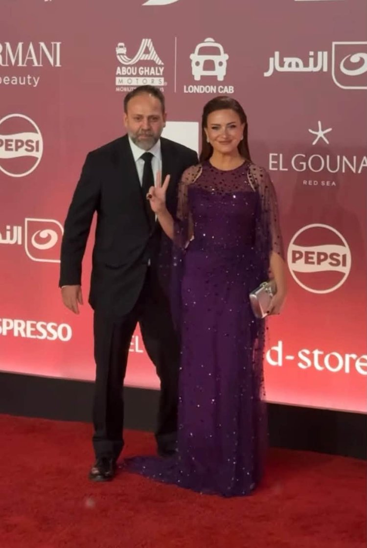 ريهام عبد الغفور ترفع علامة النصر برفقة زوجها في افتتاح مهرجان الجونة السينمائي