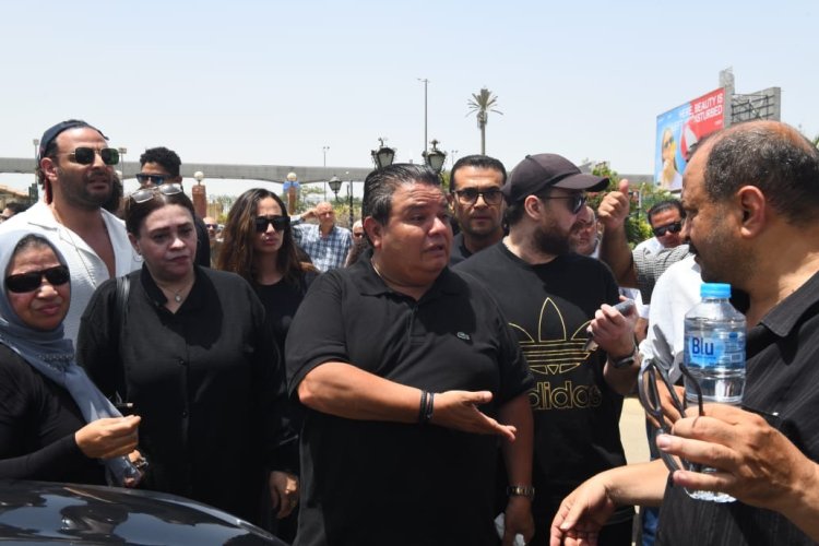 السقا ومحمد رياض على رأسهم.. الوسط الفني يودع شقيق المخرج خالد جلال في جنازة مهيبة