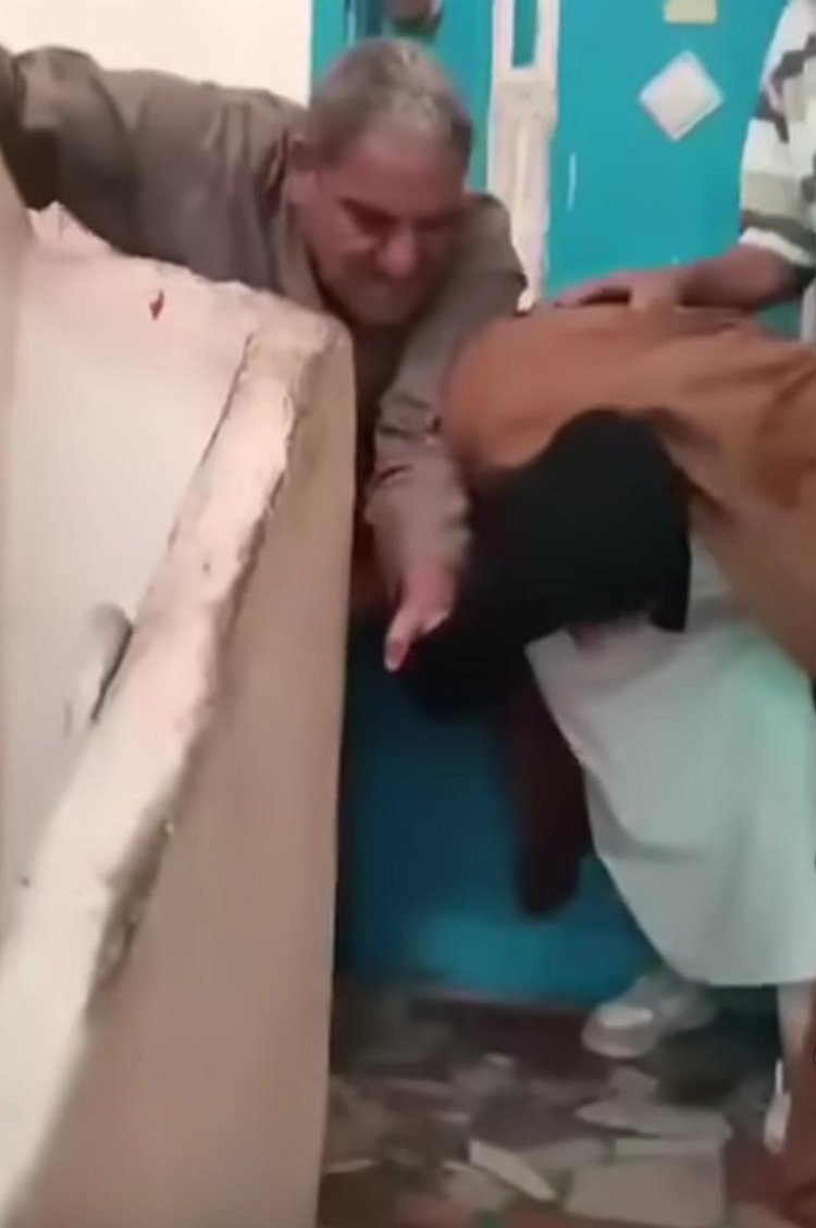 سيدة تستغيث من تعدي طليقها ووالده عليها بكفر الشيخ وطردها من مسكن حضانتها