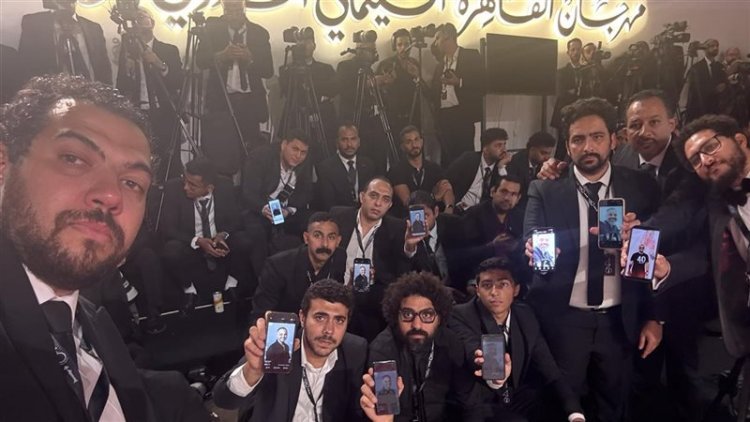 لقطة مؤثرة..  صحفيو مهرجان القاهرة السينمائي يحيون ذكرى المصور الراحل ماجد هلال