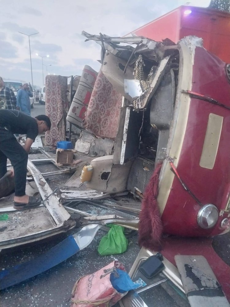 المرور يرفع آثار حادث انقلاب سيارة العمالة بالمنوفية ويتحفظ على السيارة