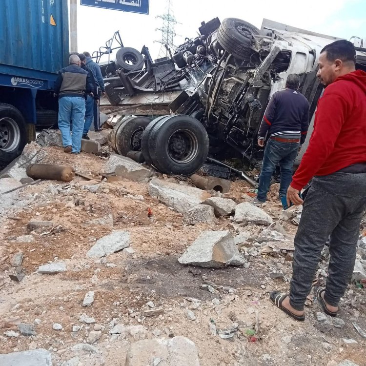 إصابة شخصين في تصادم سيارتي نقل بأكتوبر بسبب الأمطار