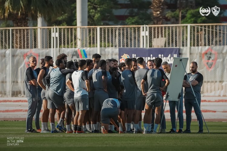 لاعبو الزمالك يصلون مطار القاهرة استعدادًا للسفر إلي المغرب