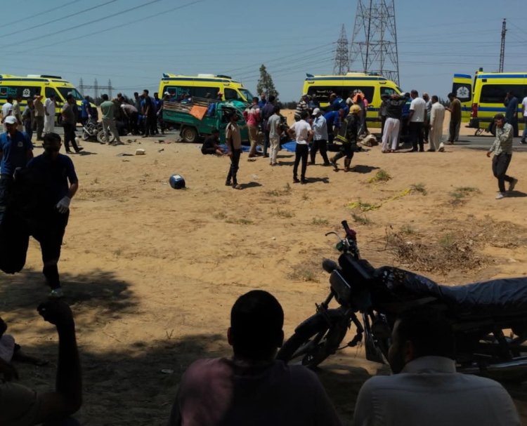 مصرع 15 عاملاً وإصابة 32 آخرين في حادث تصادم مروع بالقصاصين