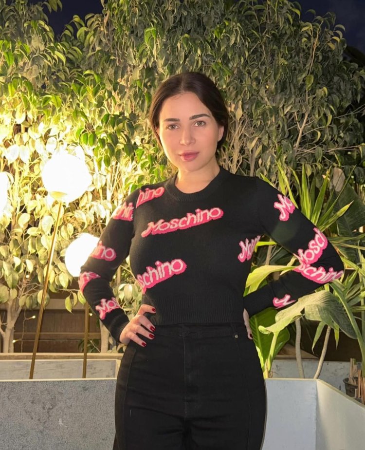 ببلوفر أسود أنيق.. أحدث ظهور لـ «مي عز الدين» بعد تعافيها من أزمتها الصحية