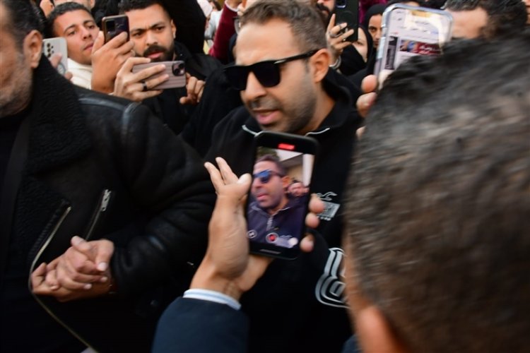 دموع وتأثر محمد عدوية في وداع والده نجم الأغنية الشعبية أحمد عدوية "صور"
