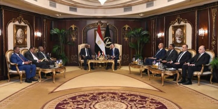 وزير الداخلية يبحث من نظيره السوداني تعزيز التعاون وتبادل الخبرات التدريبية والمعلوماتية