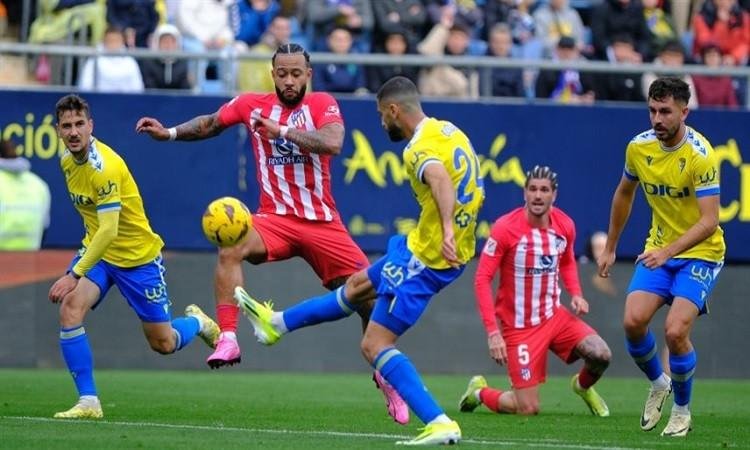 قادش يحقق فوزاً مفاجئاً على أتلتيكو مدريد بهدفين في الدوري الإسباني