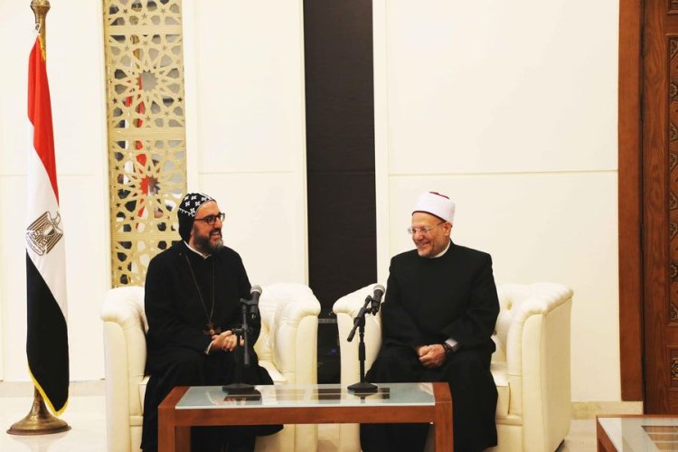 المفتي يستقبل كاهن الكنيسة السريانية الأرثوذكسية في مصر للتهنئة بعيد الفطر