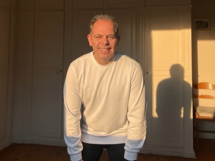 كن إيجابياً دائماً.. رامي إمام يتفاعل مع تقلبات الجو بصور مع ظل الشمس