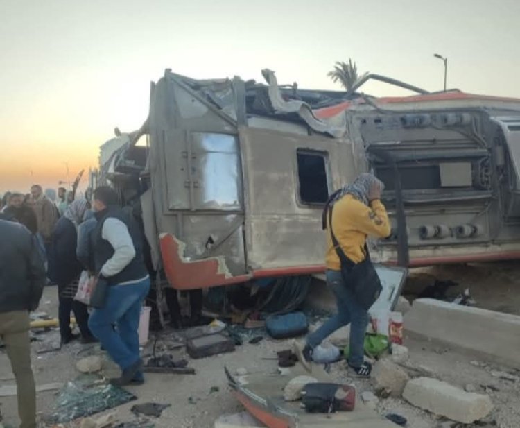 مصرع عامل وإصابة 27 آخرين في انقلاب أتوبيس بالطريق الأوسطى بالشرقية