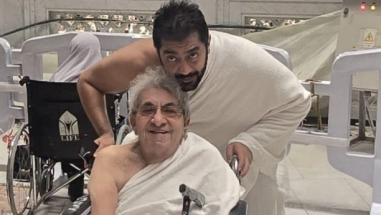أحمد فلوكس يرافق والده فاروق فلوكس على كرسي متحرك لأداء مناسك العمرة
