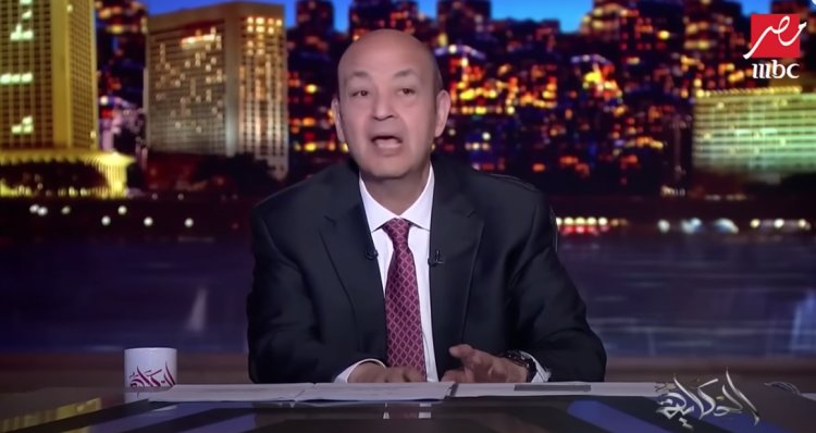 عمرو أديب ينتقد قرار مباراة القمة: «إيه هو العذر اللي بيجي للأهلي؟!»