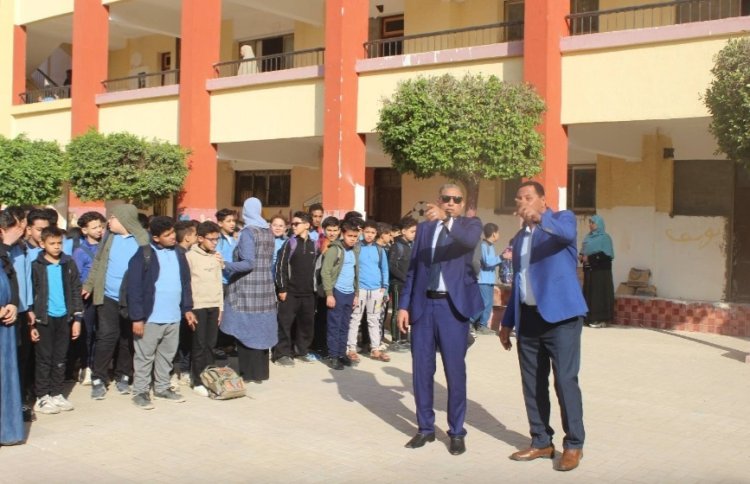 وكيل وزارة التعليم بالجيزة يتفقد مدارس الهرم
