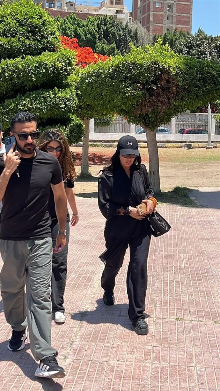 بملامح يكسوها الحزن.. وصول أحمد حلمي ومنى زكي لمسجد ناصر ببنها لتشييع جثمان والدته
