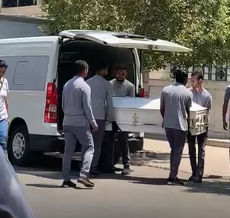 وصول جثمان لطفي لبيب إلى كنيسة مارمرقس.. ووزير الثقافة يشارك في الجنازة