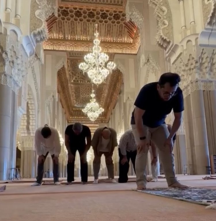 تركي آل الشيخ ينشر فيديو للنجم الأمريكي «إسبوزيتو» أثناء أداء الصلاة