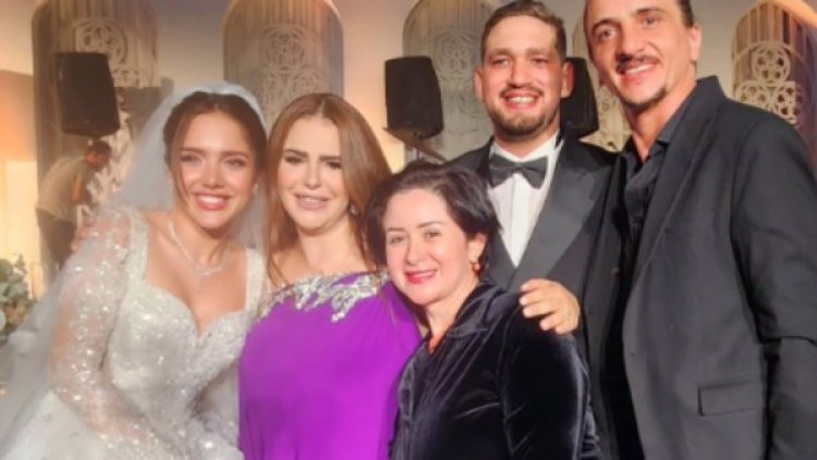 الفنانة دنيا عبد العزيز توجه رسالة تهنئة لرنا رئيس بعد حفل زفافها: حبيبتي وبنت حبيبتي
