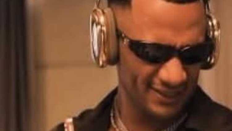 محمد رمضان يثير الجدل بهدية مميزة.. سماعة وأيفون ذهب عيار 24