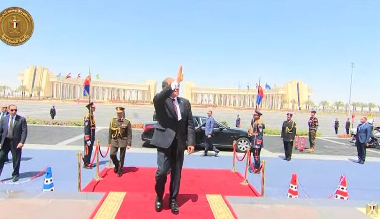 وصول الرئيس السيسي إلى ساحة الشعب.. بداية جديدة في العاصمة الإدارية الجديدة