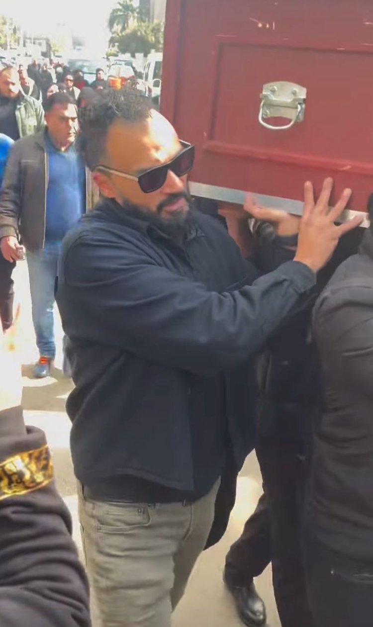 فى الوداع الأخير .. إبراهيم سعيد يحمل جثمان شقيقته ويقبل رأس ابنتها
