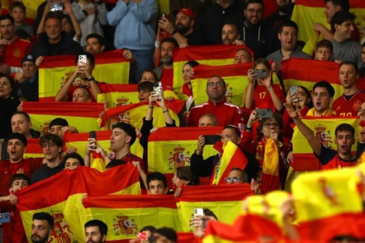 غرامة وإغلاق جزئي للمدرجات.. فيفا يعاقب إسبانيا بسبب مباراة مصر