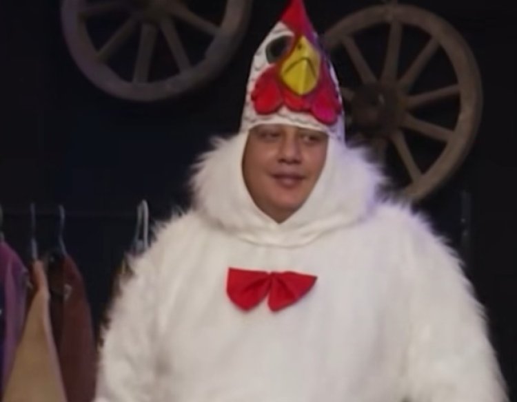 بإطلالة مضحكة.. حمو بيكا يشعل منصات التواصل ببدلة الدجاجة في ضيافة فيفي عبده