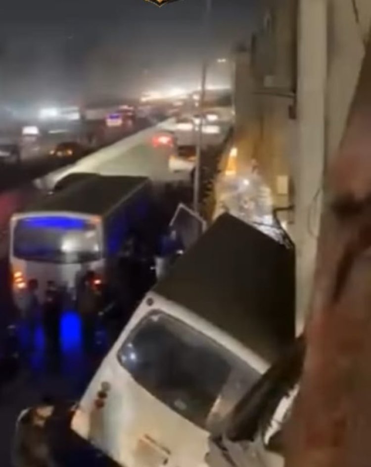 حادث مروع.. ميني باص يخترق حاجز الدائري بالمهندسين ويقتحم بلكونة شقة وإصابات