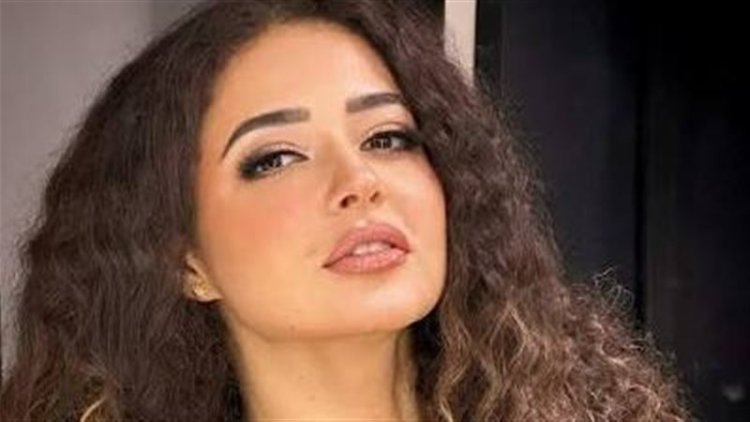 مصممة الأزياء ندى أكرم تعلن موعد عزاء والدها بعد وفاته