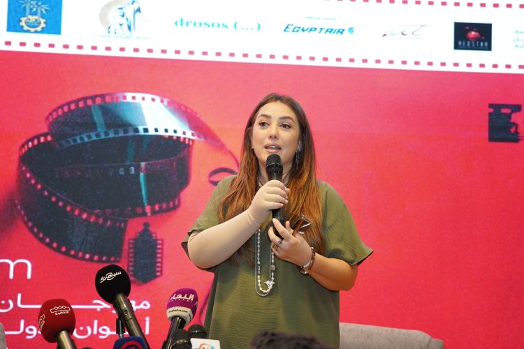"لا أبحث عن النجومية وزوجي لا يشعرني بأي ضغط".. أبرز تصريحات كندة علوش في مهرجان أسوان بعد تكريمها
